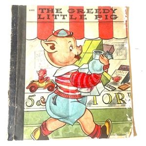 Puede incluir: Libro infantil vintage titulado "The Greedy Little Pig". La portada presenta un personaje de cerdo de dibujos animados con una camisa a rayas y pantalones cortos azules, sosteniendo un tarro. El fondo muestra una tienda con el texto "5¢ & STORE!" y "COLORING BOOKS 10¢."
