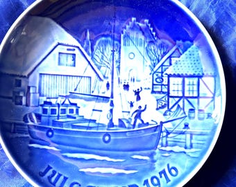 1976 Bing & Grondahl - Annual "Jule Aften" (Christmas Eve) Porcelain Collectible Plate - "Gensynet juleaften" (Christmas Welcome) BLUE