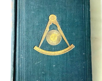 Könnte beinhalten: Ein dunkelgrünes Hardcover-Buch mit einem goldgeprägten Design eines Kompasses und einer Sonne mit einem Gesicht.