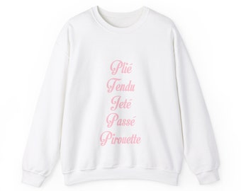 Puede incluir: Una sudadera blanca de manga larga con cuello redondo que presenta las palabras Plie, Tendu, Jete, Passe y Pirouette impresas en una fuente cursiva de color rosa claro centrada verticalmente en el pecho. Tiene cuello, puños y dobladillo acanalados.
