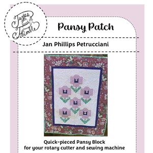 Può includere: Un modello di blocco per trapunta con un design a forma di viola. Il blocco è composto da quadrati di tessuto rosa, verde e blu. Il modello si chiama "Pansy Patch" di Jan Phillips Petrucciani. Blocco di viola a montaggio rapido per il tuo cutter rotativo e la tua macchina da cucire.