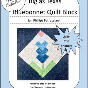 Puede incluir: Un diseño de bloque de edredón Bluebonnet con el texto "Big as Texas". El bloque de edredón presenta un diseño floral azul y blanco con acentos verdes. El tamaño final es de 35,56 cm, en diagonal de 50,8 cm. El diseño es "Jelly Roll Friendly".