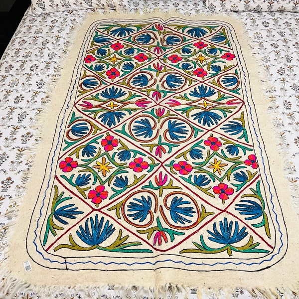 Namda Kashmir, tapis Cachemire, tapis brodés à la main, tapis bohèmes, décoration d'intérieur, tapis en pure laine, tapis rectangulaire - 1,8 m x 1,2 m