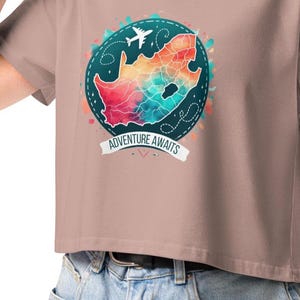 Komfort Farben Crop Top: Südafrika Reise Shirt | Regenbogen Karte T-Shirt | Das Abenteuer erwartet | Safari Urlaub Top | SA Entdecker Geschenk