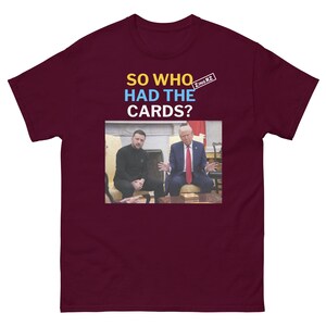 ¿Y quién tenía las cartas? Camiseta clásica unisex, divertida y genial, camiseta MAGA, camiseta política sarcástica y estrafalaria, camiseta para hombres y mujeres que critica a los "Never Trumpers".