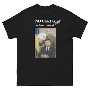 Camiseta "Sin cartas, solo drones". Camiseta de traje, camiseta de Zelensky, camiseta política divertida y mordaz, camiseta sarcástica, loca y estrafalaria.