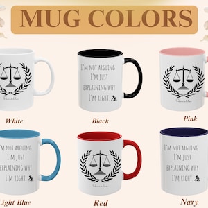Pu&ograve; includere: Collezione di tazze in ceramica in vari colori, ognuna con un emblema della bilancia della giustizia e il testo "I'M NOT ARGUING I'M JUST EXPLAINING WHY I'M RIGHT." I colori includono bianco, nero, rosa, azzurro, rosso e blu navy.
