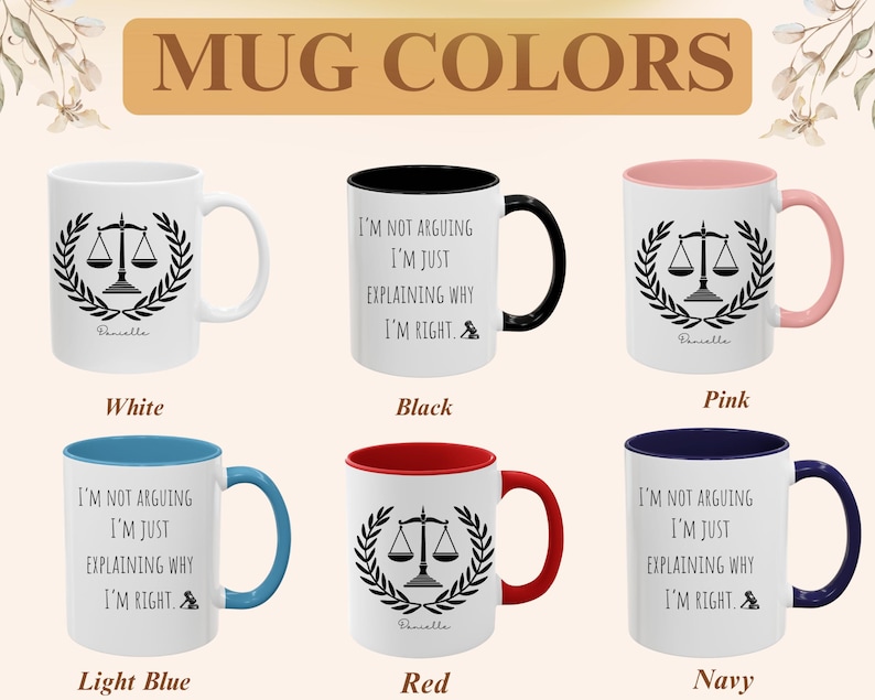 Pu&ograve; includere: Collezione di tazze in ceramica in vari colori, ognuna con un emblema della bilancia della giustizia e il testo "I'M NOT ARGUING I'M JUST EXPLAINING WHY I'M RIGHT." I colori includono bianco, nero, rosa, azzurro, rosso e blu navy.