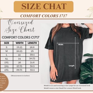 Peut inclure: Tableau des tailles pour les t-shirts surdimensionn&eacute;s Comfort Colors C1717. Le tableau indique les tailles S &agrave; 4XL avec les mesures de largeur et de longueur en pouces. Un mod&egrave;le porte une taille Large pour un look surdimensionn&eacute;.