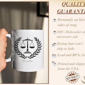 Pu&ograve; includere: Tazza in ceramica bianca con un disegno nero della bilancia della giustizia, una corona d'alloro e il nome "Danielle". La tazza ha un manico standard ed &egrave; stampata con le parole "Quality Guarantee."