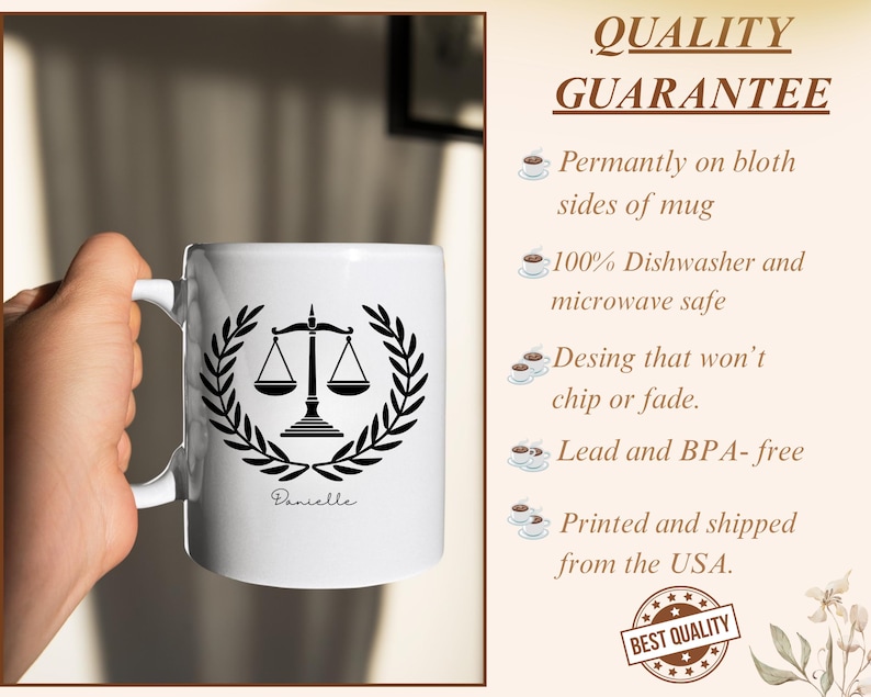 Pu&ograve; includere: Tazza in ceramica bianca con un disegno nero della bilancia della giustizia, una corona d'alloro e il nome "Danielle". La tazza ha un manico standard ed &egrave; stampata con le parole "Quality Guarantee."