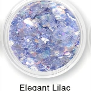 Könnte beinhalten: Ein klarer, runder Behälter gefüllt mit irisierenden, unregelmäßig geformten Flocken in Lila-, Blau- und Weißtönen. Der Text "Elegant Lilac" ist darunter in Schwarz gedruckt.