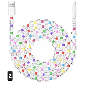 Może przedstawiać: Biały kabel ładujący USB z dekoracyjnym wzorem. Kabel jest ozdobiony przezroczystymi, okrągłymi koralikami przeplatanymi kolorowymi koralikami w kolorach czerwonym, różowym, żółtym, zielonym, niebieskim i fioletowym. Posiada złącze USB i USB-C.
