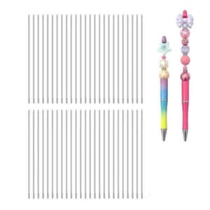 以下が含まれることがあります： 銀色のペン詰め替えと2本の装飾ペンの詰め合わせ。装飾ペンは、カラフルなビーズのアクセントとピンクまたは虹色のバレルを備えています。1本のペンは上部にピンクのリボン、もう1本は星が付いています。