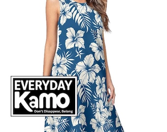 Peut inclure: Robe bleue sans manches avec un motif floral et de feuilles blanches. La robe a un ourlet au genou et un col rond. L'image comprend le texte "EVERYDAY Kamo" avec le slogan "Don't Disappear, Belong".