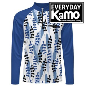 Puede incluir: Una camisa de manga larga con un estampado floral azul y blanco. Las mangas son de color azul liso y la camisa tiene una cremallera de un cuarto. El texto "EVERYDAY Kamo" está en un cuadro blanco y negro en la esquina superior derecha. La camisa tiene un pequeño bolsillo en el pecho.