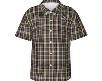 Puede incluir: Camisa de manga corta con estampado de cuadros marrones, negros y blancos. La camisa tiene cuello y un pequeño logotipo blanco que dice "W Westy". La camisa está abotonada.