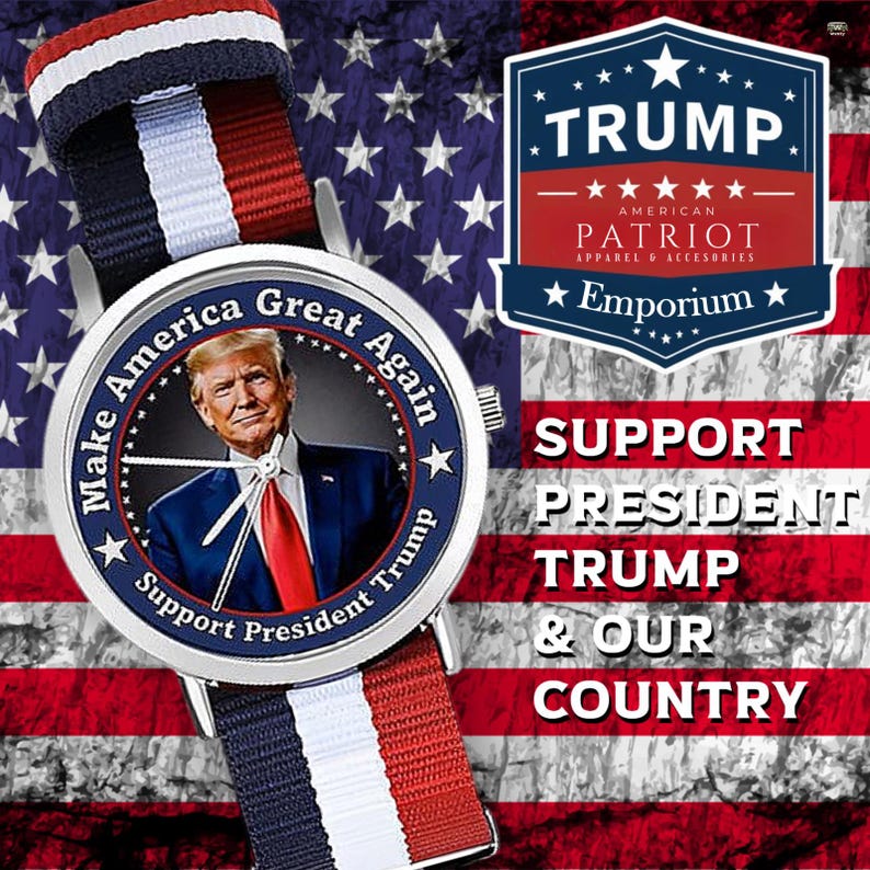 Puede incluir: Un reloj de pulsera con una correa a rayas azul, blanca y roja y una esfera redonda. La esfera del reloj presenta un retrato de un hombre con traje y corbata, con el texto "Make America Great Again" y "Support President Trump". El fondo es una bandera americana.