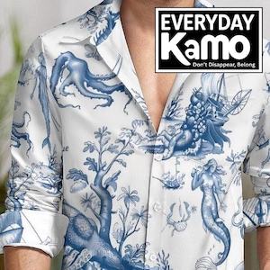 Puede incluir: Camisa blanca con un estampado azul náutico de toile de Jouy con sirenas, pulpos y barcos. La camisa tiene un cuello clásico y lleva el texto "EVERYDAY Kamo Don't Disappear, Belong" en un recuadro blanco y negro.
