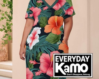 Peut inclure: Robe mi-longue à col en V et manches courtes, ornée d'un imprimé floral vif d'hibiscus roses et oranges et de grandes feuilles vertes sur fond sombre. Le texte "EVERYDAY Kamo" est affiché dans un encadré blanc.