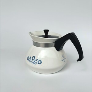 Dessus de cuisinière vintage Corning Coffee Teapot bleu bleuet avec couvercle original, années 1970, cuisine rétro, décoration vintage, 3 tasses