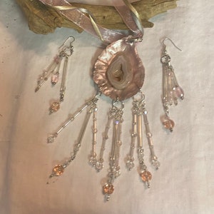 Parure de bijoux en coquillages et géode roses faits main : pendentifs en cristal scintillant