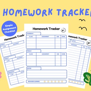 Może przedstawiać: Trzy drukowane śledzące zadania domowe z niebieskimi i czarnymi liniami. Śledzące są oznaczone jako "Homework Tracker" i mają sekcje dla klasy, zadania, terminu i wykonane. Jeden śledzący ma sekcję dla notatek i zdobytych nagród.