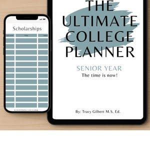 Puede incluir: Una tableta y un teléfono inteligente que muestran un planificador universitario. La tableta muestra "The Ultimate College Planner" con el texto "Senior Year". El teléfono muestra un rastreador de becas. Sobre una superficie de madera.