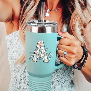 Copo com Monograma Preppy Stuff, Copo Personalizado com Monograma, Presente para Ela, Copo com Monograma, Presente para Madrinha de Casamento, Presente para Professora, Caneca de 40oz