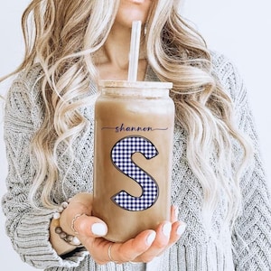 Regalo de vidrio con monograma, taza de café helado con monograma, lata de vidrio personalizada, vaso de vidrio con monograma de cuadros escoceses, taza de café helado con monograma