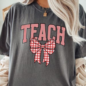 Camisa de maestra de cuadros vichy Camisa de maestra de coqueta con lazo Camisa de maestra de coqueta con lazo vichy para maestra Camisa de maestra de regreso a clases Colores cómodos Vichy