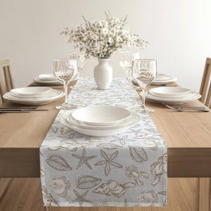 Może przedstawiać: Zestaw trzech ceramicznych kubków z nakrapianym, matowym wykończeniem. Kubki są w odcieniach kremu, jasnoszarym i ciemnoszarym. Każdy kubek ma prosty, minimalistyczny design, idealny do kawy lub herbaty.