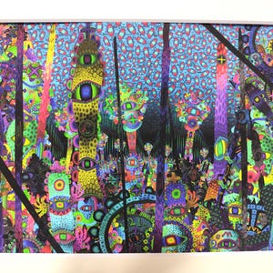 以下が含まれることがあります： カラフルな、目のような形と模様のある森の風景を描いた、鮮やかでサイケデリックなアートワーク。緑、黄、紫、青など、さまざまな明るい色を使用し、シュールで想像力豊かな風景を作り出しています。