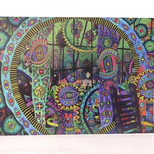 以下が含まれることがあります： 複雑でカラフルなデザインの、鮮やかなサイケデリックアートプリント。アートワークは、緑、紫、青、黄色の色合いで、複雑なパターン、目、幾何学的な形を特徴としています。全体的なテーマは抽象的で視覚的に魅力的です。
