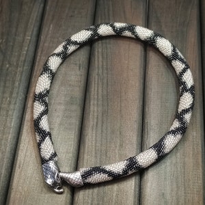 Collar de serpiente de oro llamativo Ouroboros, collar corto con cuentas para ella imagen 6