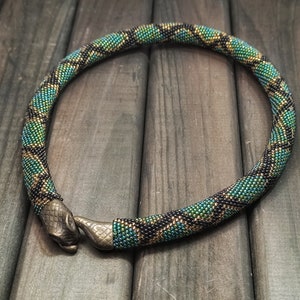 Collar de serpiente de oro llamativo Ouroboros, collar corto con cuentas para ella imagen 7