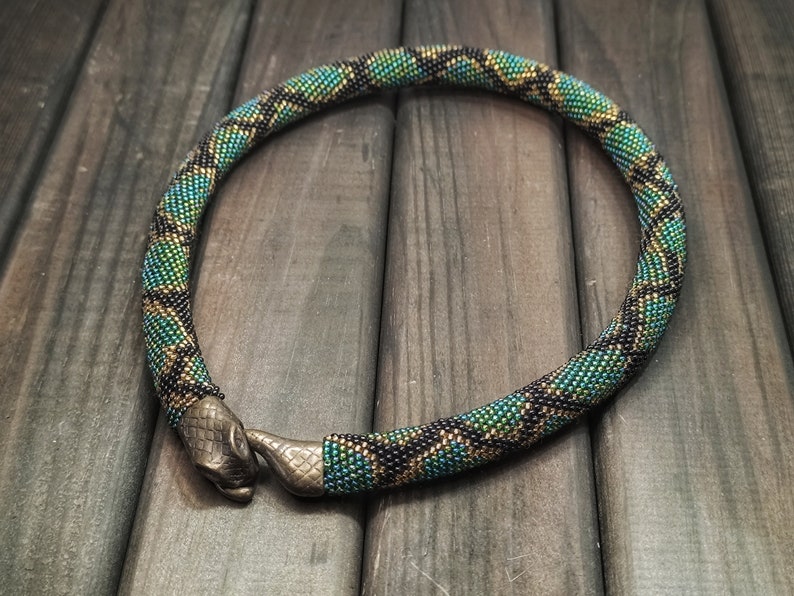 Collar de serpiente de oro llamativo Ouroboros, collar corto con cuentas para ella imagen 7