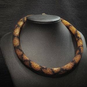 Collar de serpiente de oro llamativo Ouroboros, collar corto con cuentas para ella imagen 4