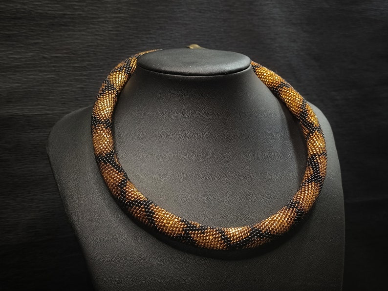 Collar de serpiente de oro llamativo Ouroboros, collar corto con cuentas para ella imagen 4