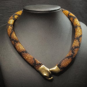 Collar de serpiente de oro llamativo Ouroboros, collar corto con cuentas para ella imagen 3