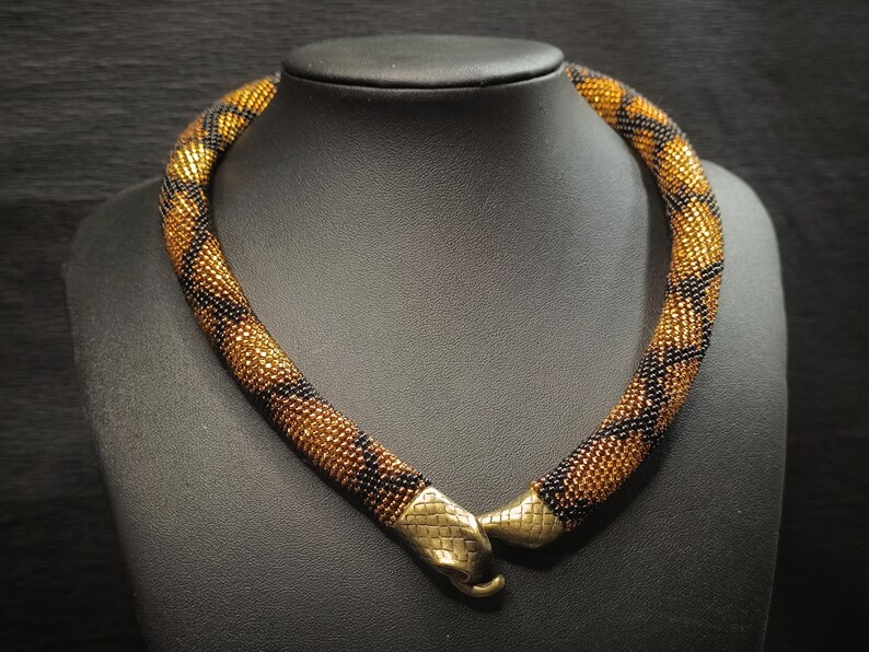 Collar de serpiente de oro llamativo Ouroboros, collar corto con cuentas para ella imagen 3