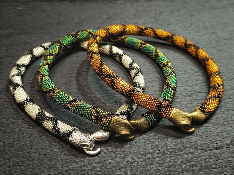 Collar de serpiente de oro llamativo Ouroboros, collar corto con cuentas para ella imagen 2