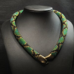 Collar de serpiente de oro llamativo Ouroboros, collar corto con cuentas para ella imagen 8