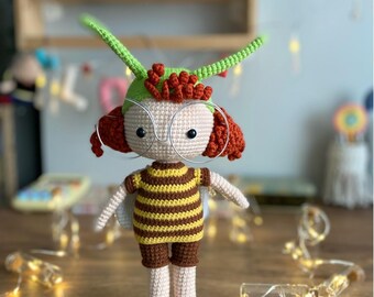 手作りかぎ針編みのミツバチ人形 22cm – 編みぐるみおもちゃ、ベビーギフト、保育園の装飾