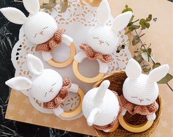 Sonaglio per neonati fatto a mano all'uncinetto con anello in legno - Filato di cotone, giocattolo naturale per neonati, regalo per baby shower