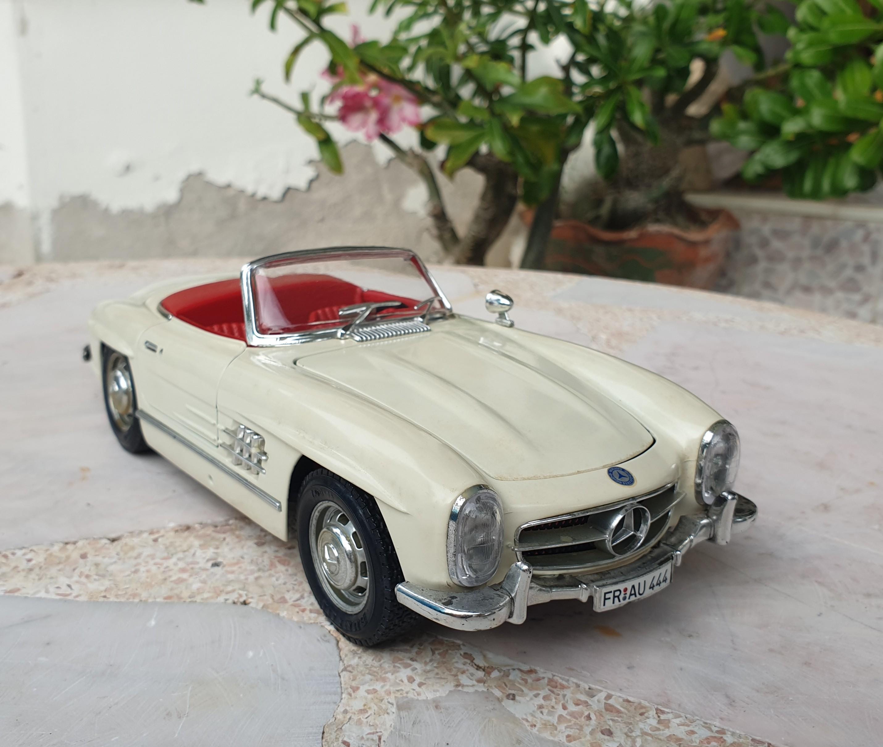 Mercedes Benz 300 SL Roadster 1957 Burago 1:18 Scale Diecast