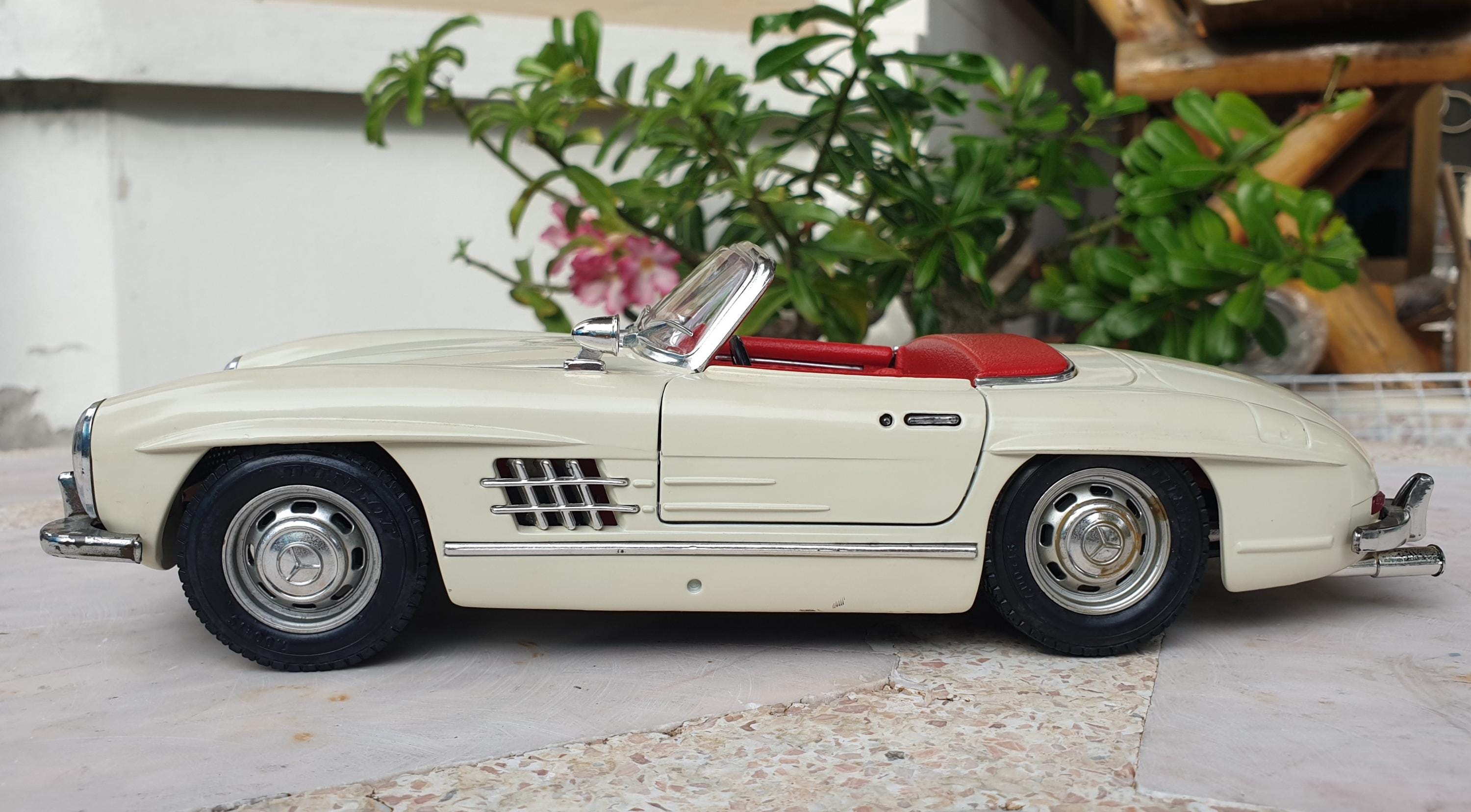 Mercedes Benz 300 SL Roadster 1957 Burago 1:18 Scale Diecast Model