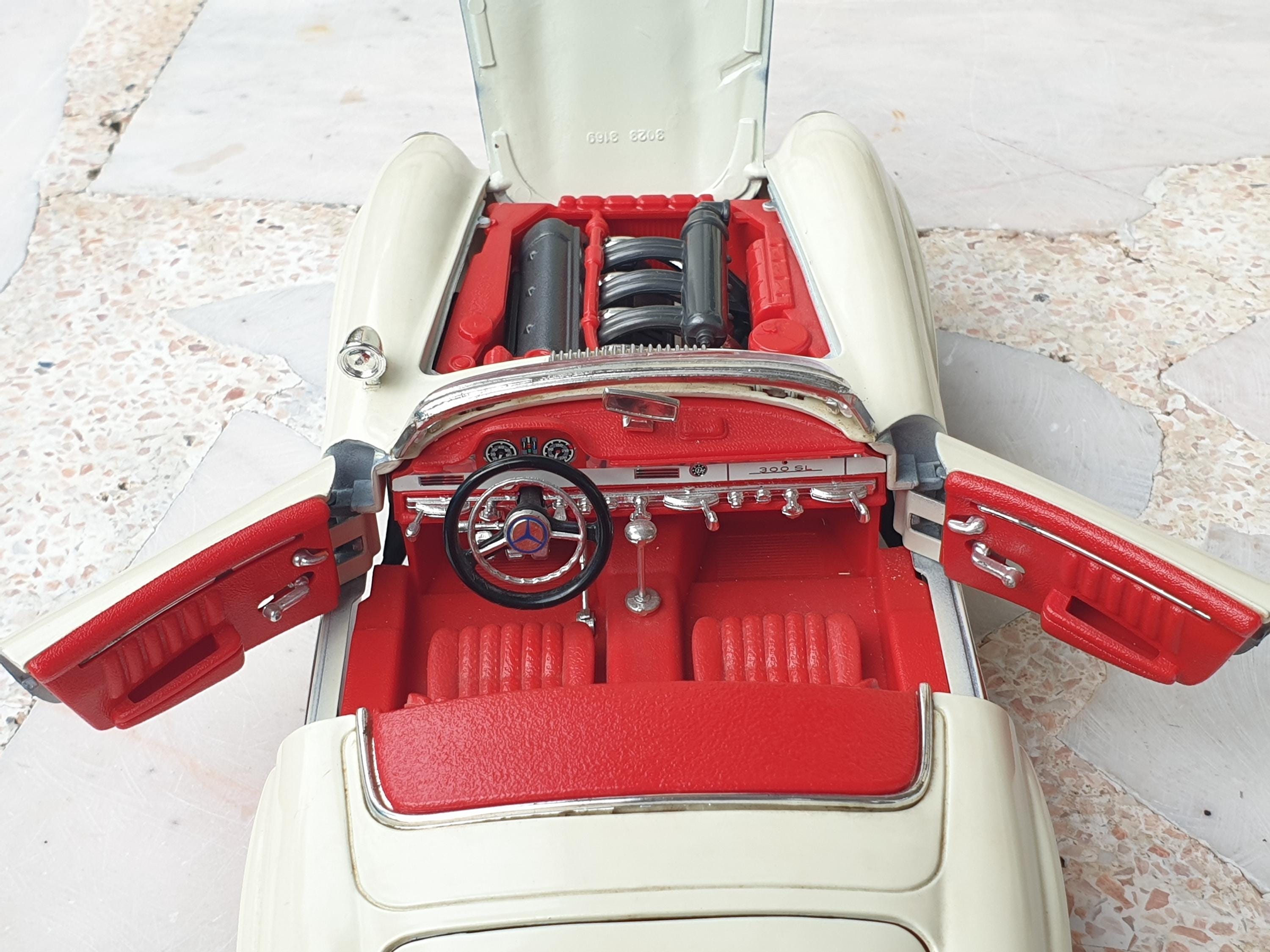 Mercedes Benz 300 SL Roadster 1957 Burago 1:18 Scale Diecast Model