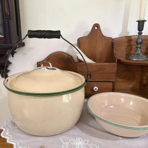 VTG Enamelware Pot W/Lid Bail Handle & Bowl Cream Green Trim Farm Country Decor