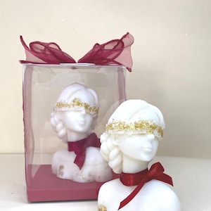 Candela artigianale Dea Bendata profumata – bomboniera laurea elegante – regalo porta fortuna fatto a mano